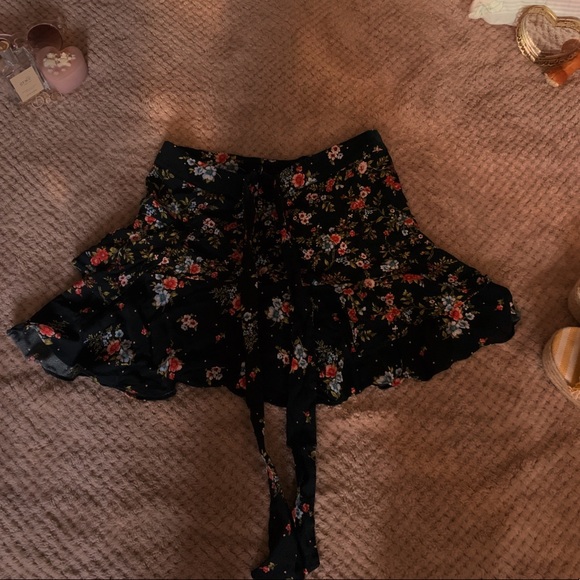 Forever 21 large floral skirt- brand new! - Picture 2 of 3